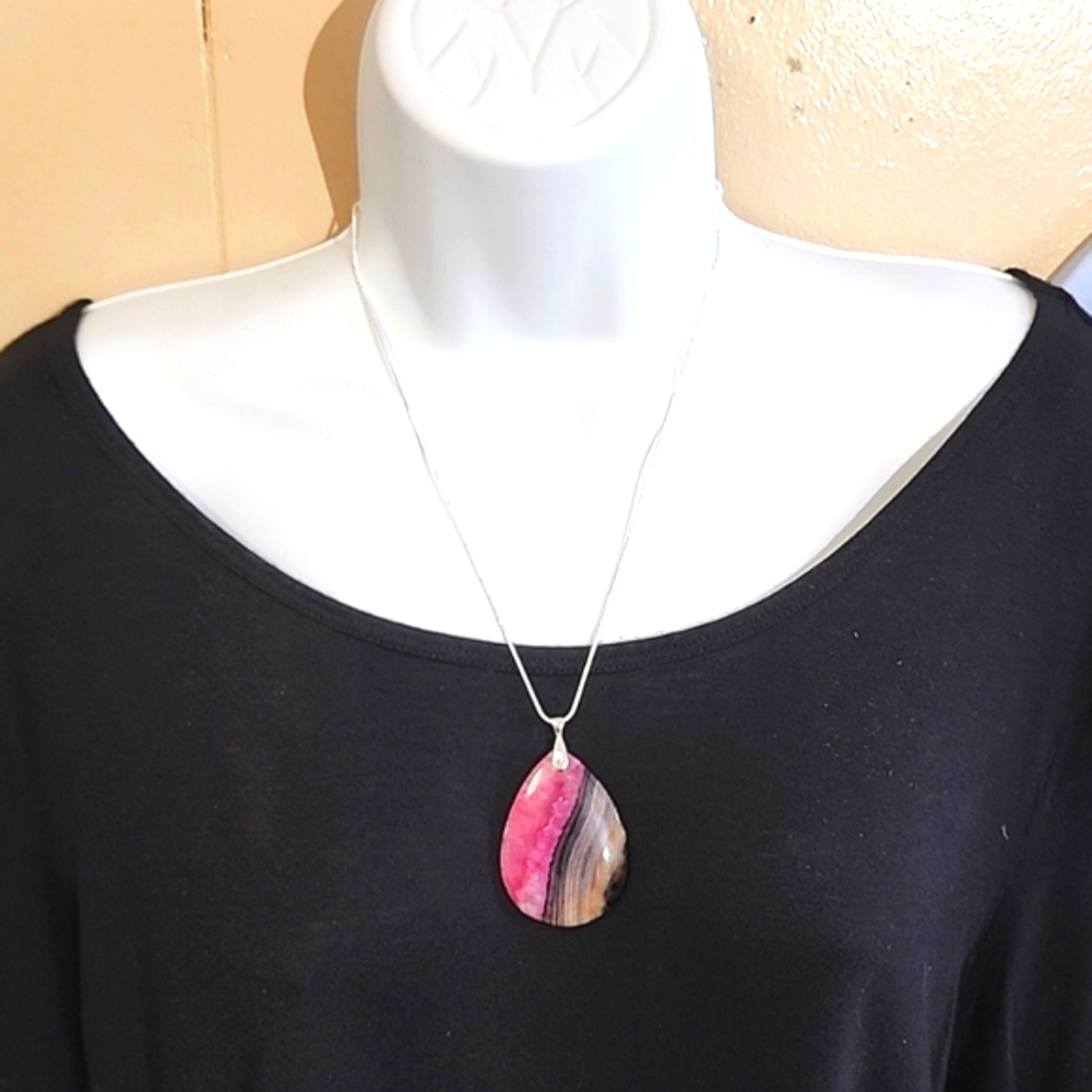 🩷🤎Brazilian Agate cabochon with necklace.